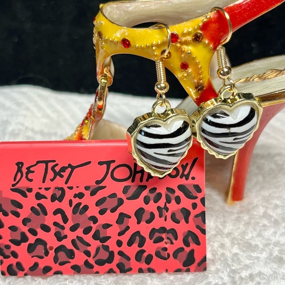 Pretty NWT-zebra print hearts , hooks - Picture 10 of 11